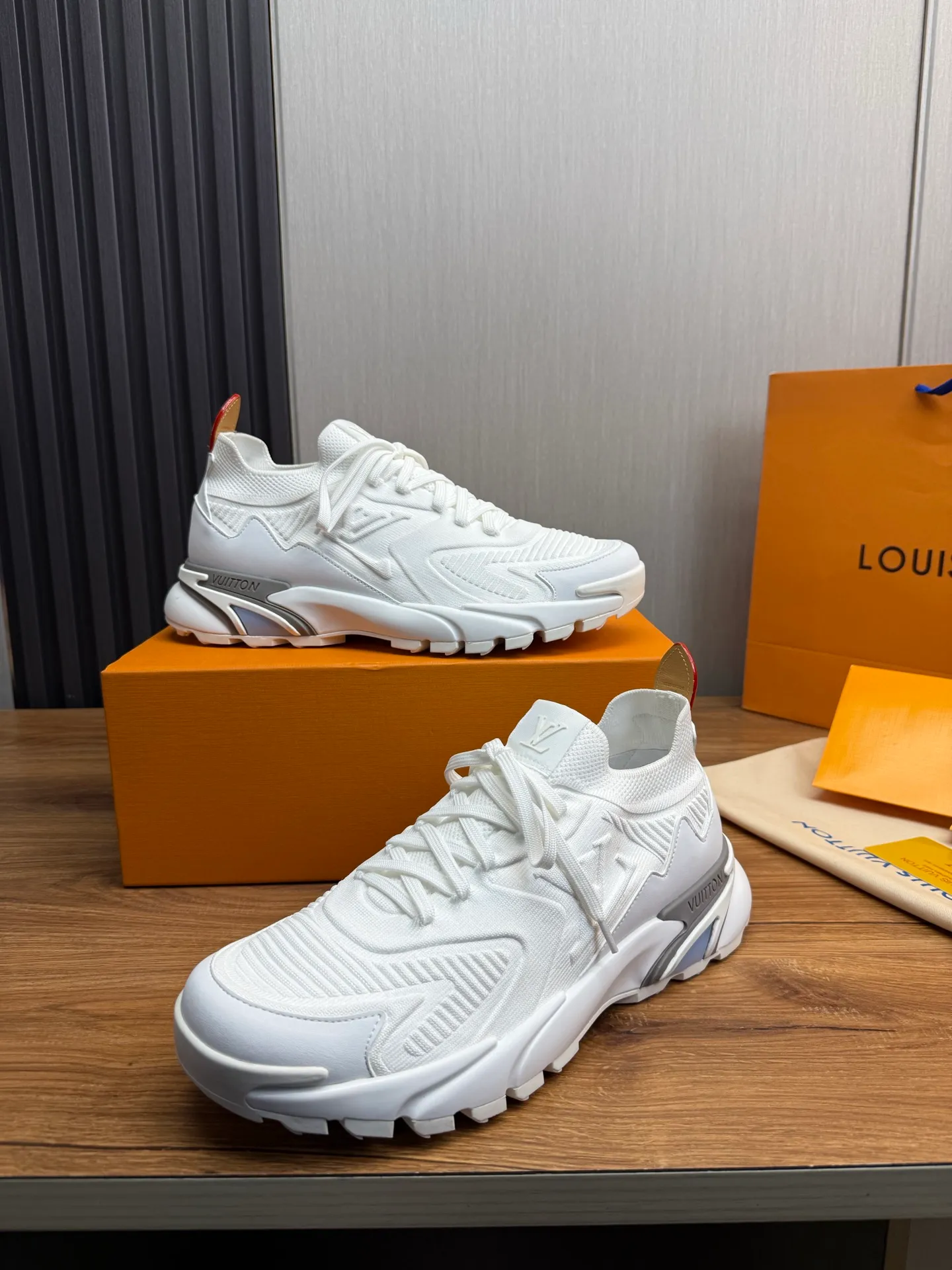 Men's Men's Shoes 580💰 🌈LV | Louis Vuitton 2025 LV Louis Vuitton L House Donkey Brand Latest Olympia Series Couple Style Silver Horn King Casual Sports Shoes Running Shoes This LV Olympia sports shoe combines mesh fabric and metallic synthetic leather and other technical fabrics to reinterpret the classic running shoe design with a neat and simple design. Lightweight EVA outsole provides a stretchy fit. Rich details such as Monogram embossing and LV letters establish recognition. Exquisite packaging at the delivery counter 🛍📦 ▪️Fabric: original imported technical fabric + mesh ▪️Inner lining: original customized breathable mesh ▪️Sole: original molded rubber foam material ▪️Sole thickness: 3.5CM ▪️Size: 38-44 yards